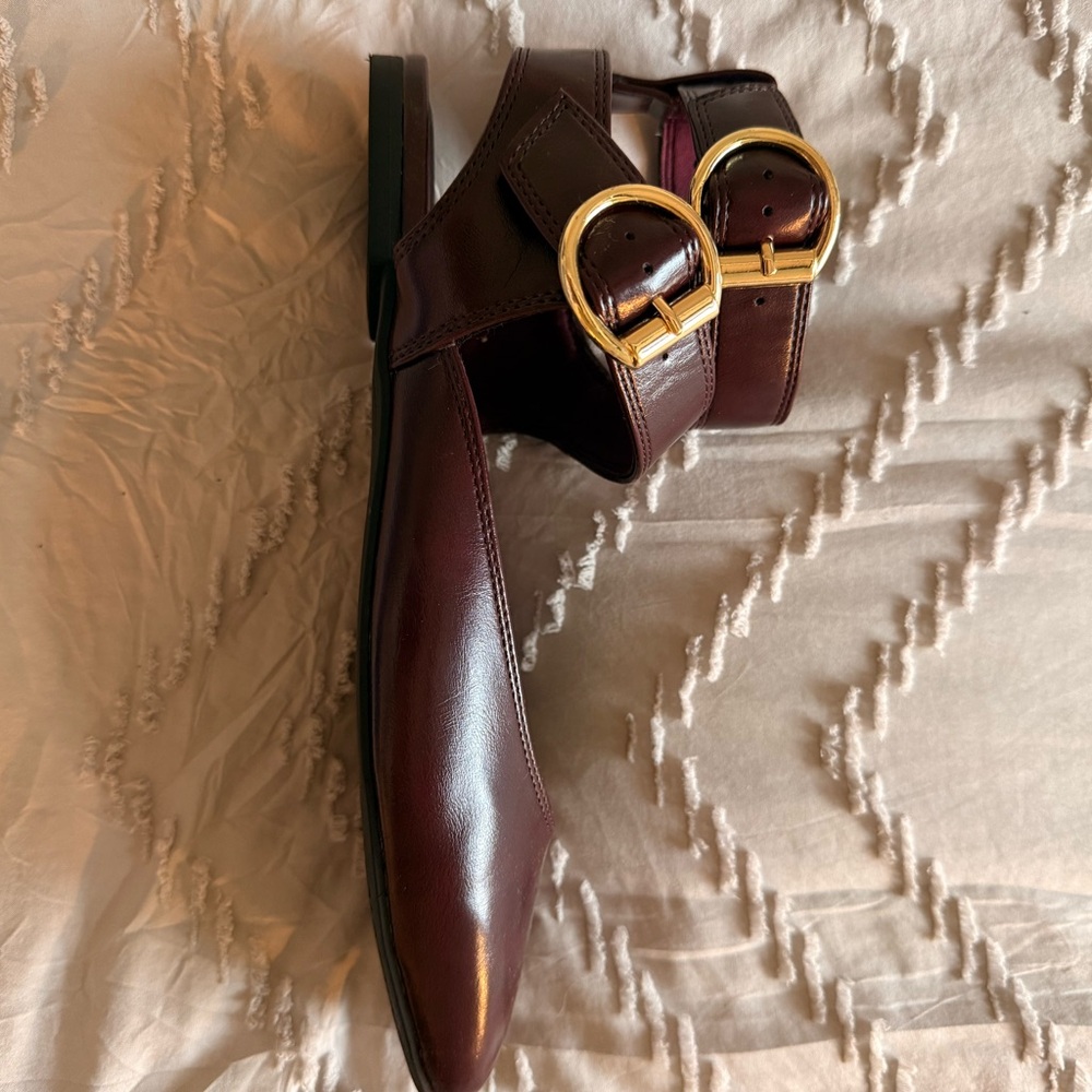 Old Navy strappy ballet flats with gold buckles - Picture 2 of 5